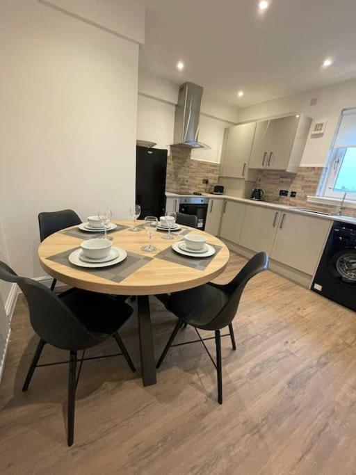 New Boutique 3 Bedroom In Apartment